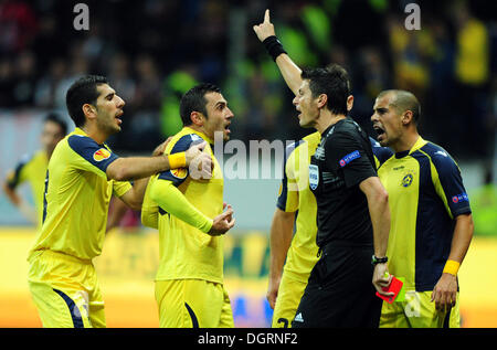 Francoforte sul Meno, Germania. 24 ott 2013. Tel Aviv Eytan Tibi (L-R) e Nikola Mitrovic urlare arbitro Antonio Damato dopo egli rilascia un rosso-giallo carta a tal Ben Haim (R) durante l'Europa League Gruppo F match tra Eintracht Francoforte e il Maccabi Tel Aviv a Francoforte Stadium di Francoforte sul Meno, Germania, 24 ottobre 2013. Foto: DANIEL REINHARDT/dpa/Alamy Live News Foto Stock