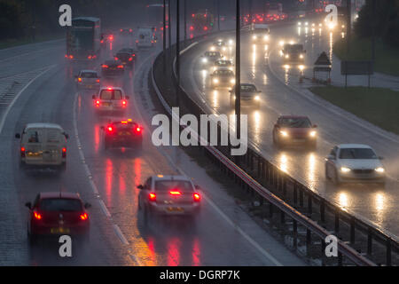 Il traffico sulla A19 a Billingham in ora di punta sotto la pioggia. Regno Unito Foto Stock