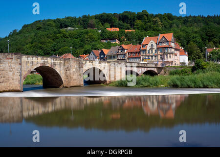 Townscape con ponte Werrabruecke, Hannoversch Münden, Bassa Sassonia, Germania Foto Stock
