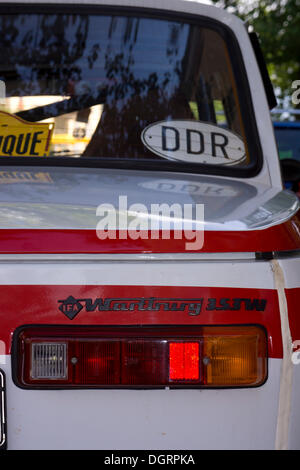 IFA Wartburg 353w con una vettura della RDT paese segno, Inglese per DDR, Bad Liebenstein, Turingia, Germania Foto Stock