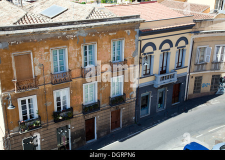 Vista della strada al dettaglio da bastioni di San Remy a Cagliari in Sardegna Foto Stock