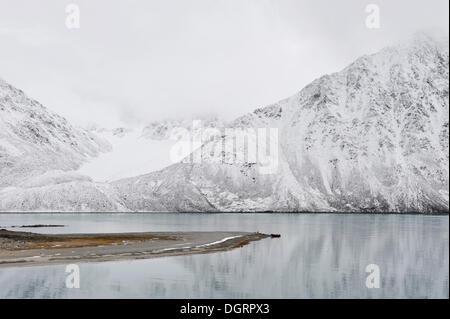 Snowy bay, Maddalena fiordo, magdalenefjorden, isola Spitsbergen, arcipelago delle Svalbard isole Svalbard e Jan Mayen, Norvegia Foto Stock