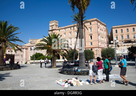 I turisti sui bastioni di San Remy a Cagliari in Sardegna Foto Stock