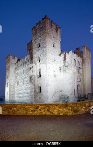 Color-lit Castello Castello Scaligero di sera, Sirmione villaggio, Lago di Garda, il Lago di Garda, Lombardia, Italia, Europa Foto Stock