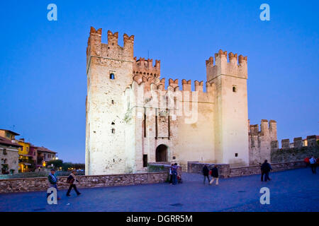 Color-lit Castello Castello Scaligero di sera, Sirmione villaggio, Lago di Garda, il Lago di Garda, Lombardia, Italia, Europa Foto Stock