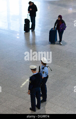 Cooperazione di polizia, il personale di sicurezza all'aeroporto di Francoforte, Hesse Foto Stock