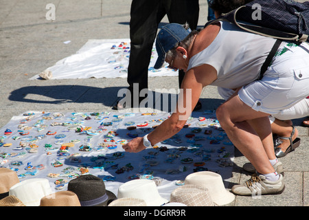 Turisti souvenir di navigazione sui bastioni di San Remy a Cagliari in Sardegna Foto Stock