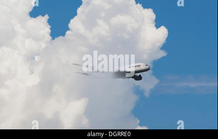 Airbus A380 della compagnia Lufthansa volare anche se nuvole Foto Stock