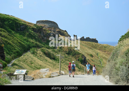 Strada per le rovine del castello di Tintagel, (leggendario luogo di nascita di Re Artù), Tintagel, Cornwall, England, Regno Unito Foto Stock