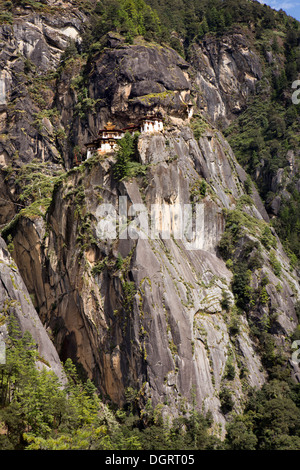 Il Bhutan, Paro valley, Taktsang Lhakang (Tiger's Nest) monastero aggrappandosi al cliffside Foto Stock