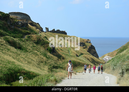 Strada per le rovine del castello di Tintagel, (leggendario luogo di nascita di Re Artù), Tintagel, Cornwall, England, Regno Unito Foto Stock