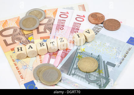 Lettera di cubi formanti la parola 'Hartz IV", Tedesco il sostegno al reddito sovvenzione, le banconote in euro, immagini simboliche per Hartz IV PAGAMENTI Foto Stock