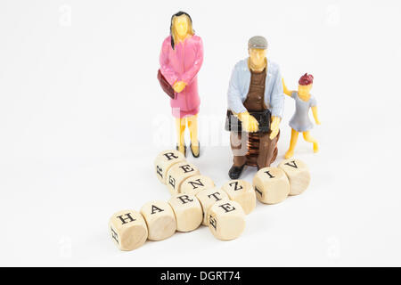 Le figure in miniatura e lettera di cubi, classe operaia famiglia ha ricevuto la Hartz IV reddito tedesco Sovvenzione di supporto e una pensione Foto Stock