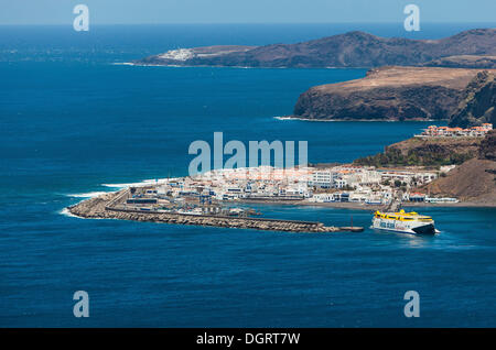 Vista del porto di Agaete con traghetto di entrare nel porto, Gran Canaria, Isole Canarie, Spagna, Europa, PublicGround Foto Stock