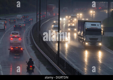 Il traffico sulla A19 a Billingham in ora di punta sotto la pioggia. Regno Unito Foto Stock