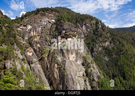 Il Bhutan, Paro valley, Taktsang Lhakang (Tiger's Nest) monastero aggrappandosi al cliffside Foto Stock