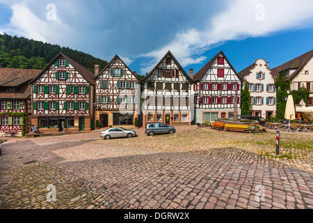 Tipiche case a graticcio, Marktplatz piazza con la fontana del paese, Schiltach nella Valle Kinzig, Foresta Nera, Baden-Wuerttemberg Foto Stock