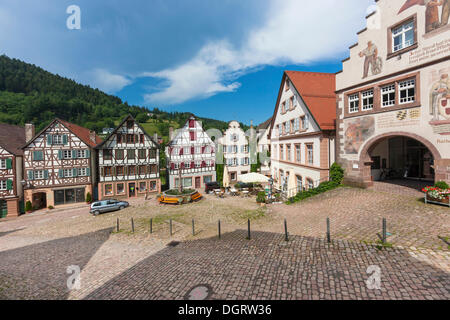 Tipiche case a graticcio, Marktplatz piazza con la fontana del paese, Schiltach nella Valle Kinzig, Foresta Nera, Baden-Wuerttemberg Foto Stock