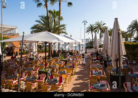 Passeggiata con ristoranti di Puerto Portals, Puertolas Nous, Maiorca, isole Baleari, Spagna, Europa Foto Stock