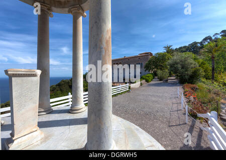 Figlio Marroig, mansion di Arciduca Ludwig Salvator con un tempio ionico, Serra de Tramuntana, Deià, a nord-ovest della costa, Mallorca Foto Stock