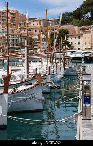 Tipiche barche da pesca a Port de Soller, North West Coast, Mallorca, Maiorca, isole Baleari, Mare mediterraneo, Spagna, Europa Foto Stock