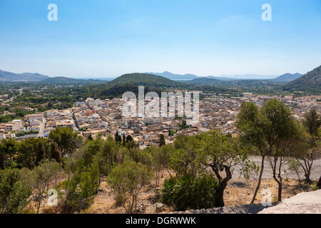 Vista dal Calvario per la vecchia città di Pollença, Maiorca, isole Baleari, Spagna, Europa Foto Stock