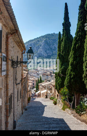 Vista dal Calvario per la vecchia città di Pollença, Mallorca, Maiorca, isole Baleari, Spagna, Europa Foto Stock