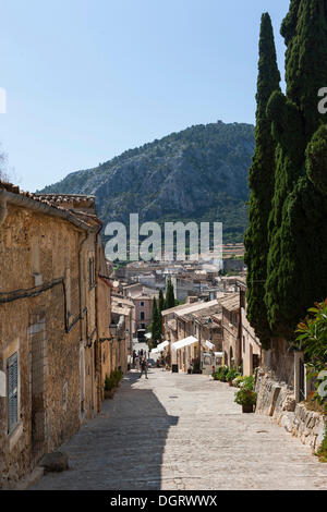 Vista dal Calvario per la vecchia città di Pollença, Mallorca, Maiorca, isole Baleari, Spagna, Europa Foto Stock