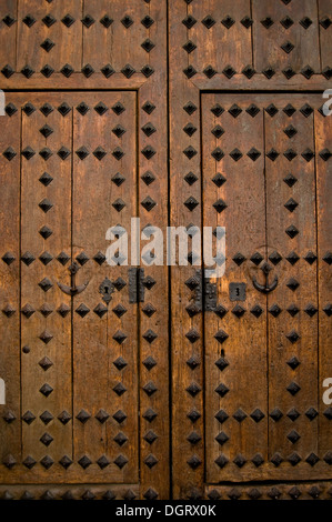 Una antica porta in legno dettaglio. L'Europa. Foto Stock
