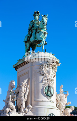 Praca do Comercio e la statua del re Jose io a Lisbona, Portogallo Foto Stock