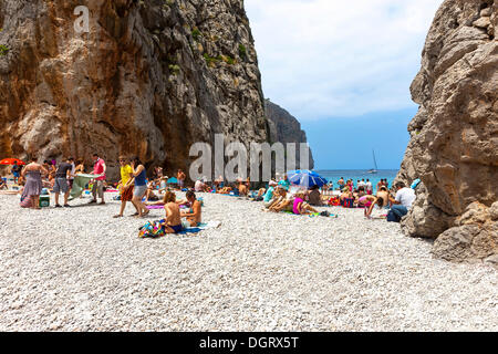 I turisti a prendere il sole nel Torrent de Pareis gorge, Cala de Sa Calobra Bay, Cala de Sa Calobra Bucht, Sa Calobra Foto Stock