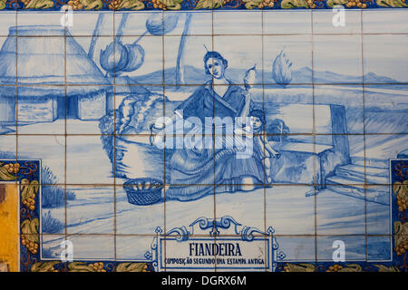 Azulejo, murale realizzato in piastrelle di ceramica, donna tenendo un mandrino in Funchal, Santa Luzia, Funchal, Madeira, Portogallo Foto Stock