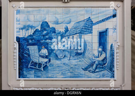 Azulejo, murale realizzato in piastrelle di ceramica, gli agricoltori tessitura oggetti di vimini, a Funchal, Santa Luzia, Funchal, Madeira, Portogallo Foto Stock