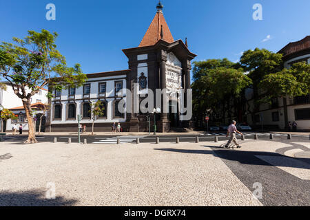 Il Banco de Portugal su Av. Arriaga nel centro storico della città di Funchal, Santa Luzia, Funchal, Madeira, Portogallo Foto Stock