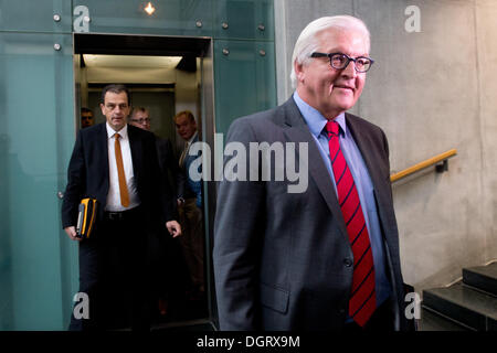 Berlino, Germania. 25 ott 2013. SPD partito parlamentare presidente Frank-Walter Steinmeier arriva al gruppo di lavoro sulla politica estera, di difesa e di sviluppo come parte della coalizione negoziati tra la CDU e la SPD a Berlino, Germania, 25 ottobre 2013. Foto: MAURIZIO GAMBARINI/dpa/Alamy Live News Foto Stock