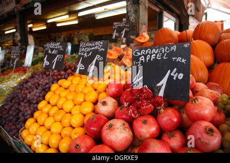 La frutta in vendita a Naschmarkt stallo, Vienna, Austria, Europa Foto Stock