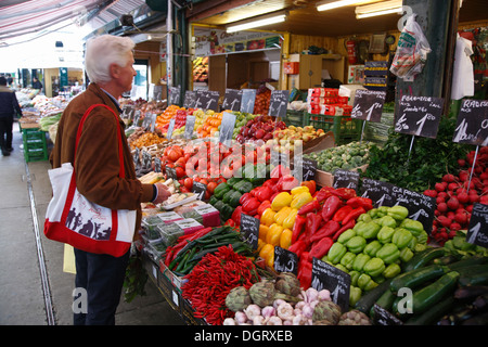 Frutta e verdura in vendita al mercato Naschmarkt stallo, Vienna, Austria, Europa Foto Stock