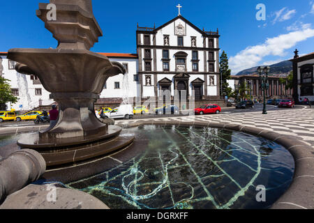 Fontana nella parte anteriore della Igreja Sao Joao chiesa, Praco do Municipio, Santa Luzia, Funchal, Madeira, Portogallo Foto Stock