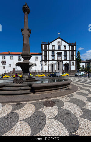 Fontana nella parte anteriore della Igreja Sao Joao chiesa, Praco do Municipio, Santa Luzia, Funchal, Madeira, Portogallo Foto Stock