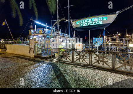 Una nave convertito in un ristorante sul lungomare, porto di Funchal, Santa Luzia, Funchal, Madeira, Portogallo Foto Stock