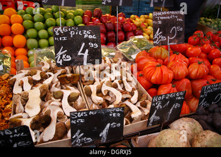 Frutta e verdura in vendita al mercato Naschmarkt stallo, Vienna, Austria, Europa Foto Stock