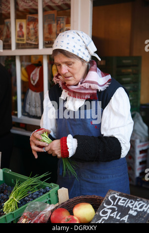 La frutta in vendita a Naschmarkt stallo, Vienna, Austria, Europa Foto Stock