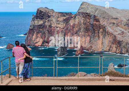 I turisti alla ricerca verso la scogliera della penisola vulcanica di Ponta de Sao Lourenco, riserva naturale, Funchal, Caniçal Foto Stock