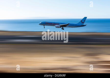 Boeing da Thomson TUI1 avvicinando la pista dell'aeroporto di Madera, LPMA, conosciuto anche come aeroporto di Funchal e Santa Catarina Foto Stock