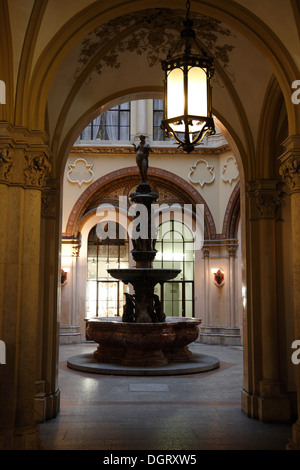 Fontana nel passaggio Freyung al Palais Ferstel, Vienna, Austria, Europa Foto Stock