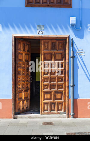 Porta di un antico palazzo situato sulla Plaza de la concezione nella storica città di San Cristóbal de La Laguna Foto Stock