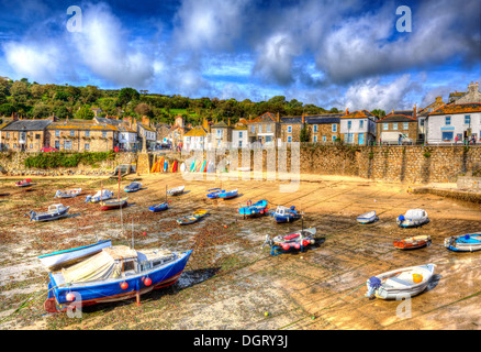 Mousehole harbour Cornwall Inghilterra, REGNO UNITO Cornish villaggio di pescatori con la bassa marea con cielo blu e nuvole in HDR Foto Stock