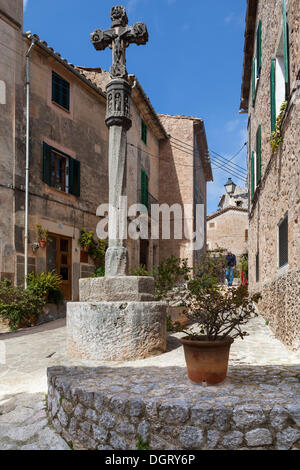 Croce nel centro storico di Valldemossa o Valldemosa, Valldemossa, Serra de Tramuntana, Maiorca, isole Baleari, Spagna Foto Stock