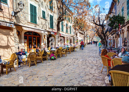 Caffetterie all'aperto in una strada del centro storico, Valldemossa, Maiorca, isole Baleari, Spagna Foto Stock