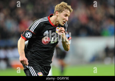 Leverkusen, Germania. 23 Ott, 2013. Leverkusen Stefan Kiessling celebra il suo obiettivo durante la Champions League gruppo un match tra Bayer 04 Leverkusen e FC Shakhtar Donetsk al BayArena a Leverkusen, Germania, 23 ottobre 2013. Foto: Frederic Scheidemann/dpa/Alamy Live News Foto Stock